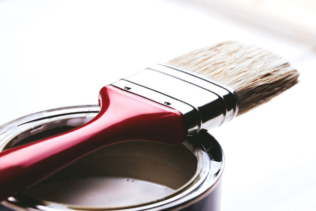 Best practices of varnishing oil paintings